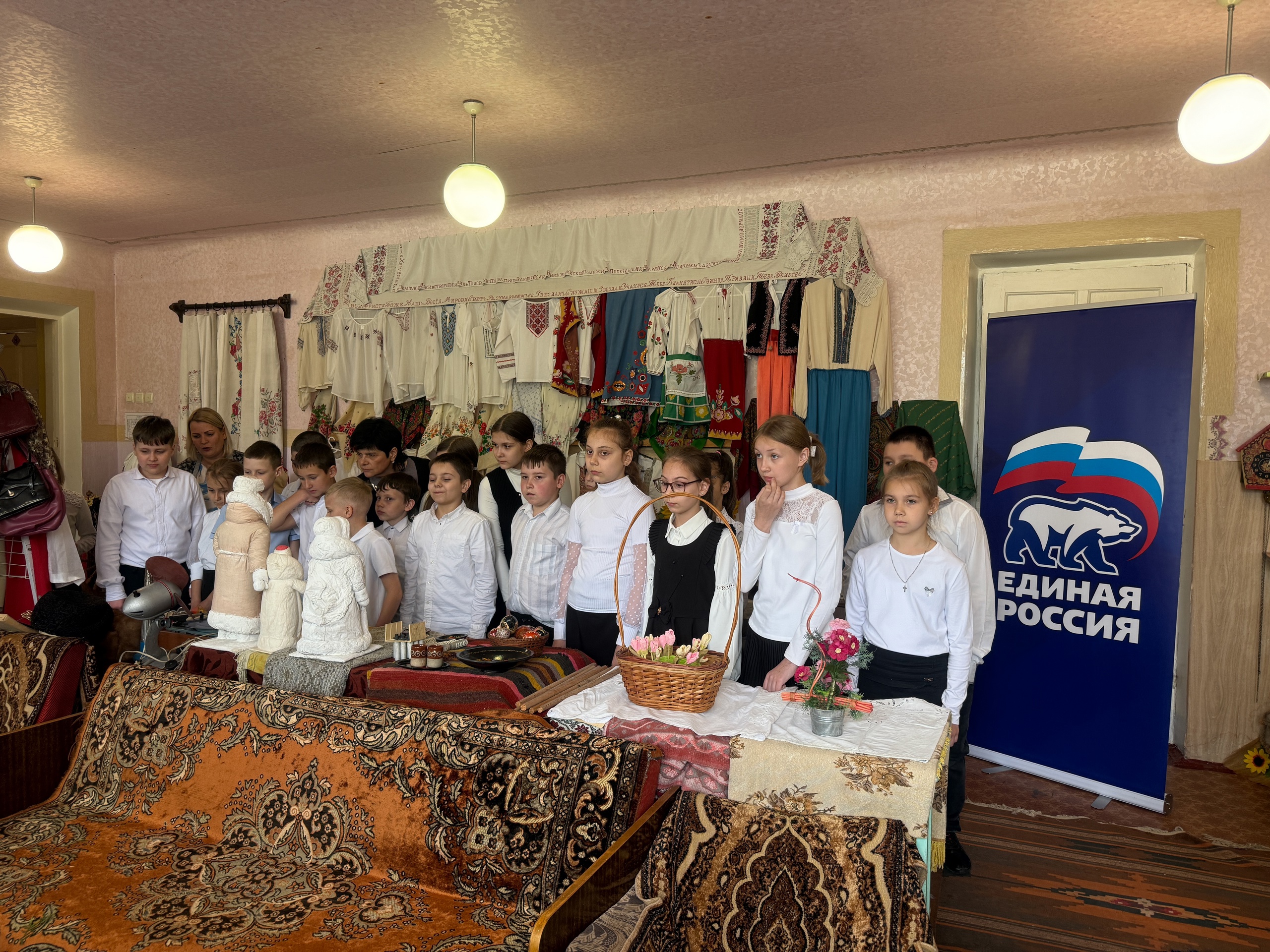 Школьный музей "Перекрёстки истории: от эпохи СССР до наших дней".